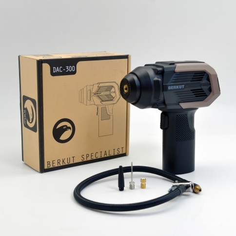 Компрессор автомобильный BERKUT DAC-300 c аккумулятором JSL-18000PP (комплект) фото 2