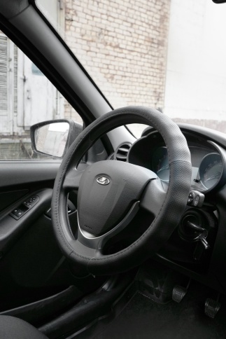 Оплетка на руль (нат. кожа) AVS GL-296M-B (размер M, черный) - Серия "Classic" фото 4