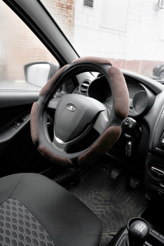 Спонжевая оплетка руля AVS SP-426M-BR ( размер M, коричневый) - Серия "Sponge" фото 6