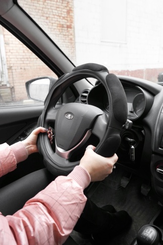 Спонжевая оплетка руля AVS SP-426XL-B ( размер XL, черный) - Серия "Sponge" фото 4